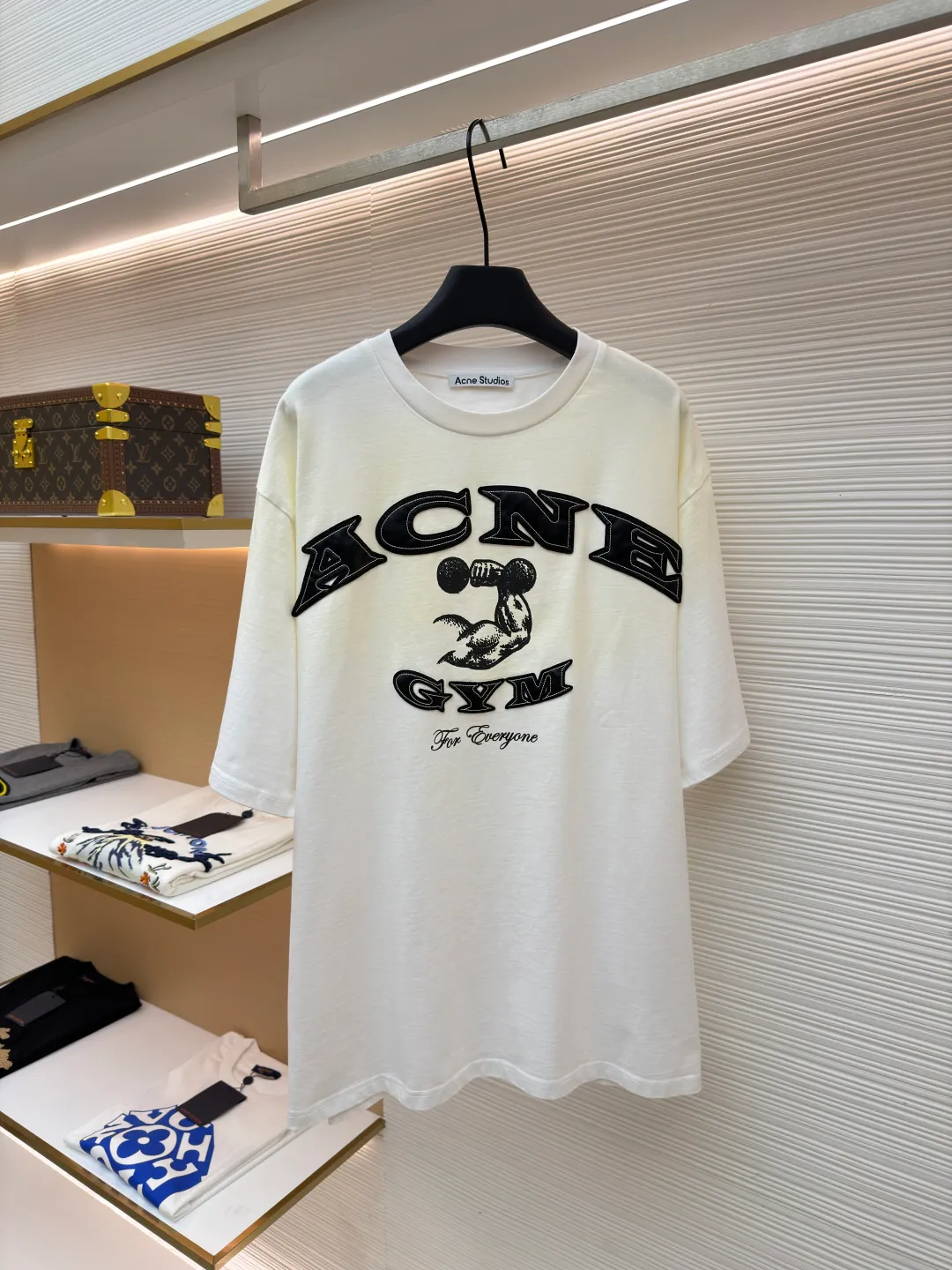 Acne Studios distressed logo short sleeves ●Original version: Purchased and developed for 4100 ●Item number: 1682357-A15 ●Fabric: soft plain weave fabric ●Technology: glue printing ●Color: white gradient ●Version: fitted version ●Weight: about 385 grams ●Size: S-M-L-XL ●Description: Customized elegant cotton double-ply soft plain weave fabric, soft and delicate, comfortable and close to the skin, with warm brown as the main color with grayscale It is unobtrusive but has an overwhelming aura. The ACNE GYM logo on the body is outlined with powerful brown lines. For Everyone is simple but contains profound meaning. The inadvertently smudged distressed effect meets the carrier of retro feelings, which is full of fashion tension, making every outfit a fashion feast. Adopting imported machine appliqué embroidery technology, using advanced computer control systems and precision mechanical components to achieve ACNE GYM appliqué embroidery operations, presenting an embroidery effect with both clarity and three-dimensionality. Glue printing is used. The printing has been modified three times with the film screen. Use glue liquid paint to print the pattern on the fabric. Bake the fabric to fix the gradient of the printed image and make it look old. By spraying dyes of different colors on the surface of the fabric, the clothes can show rich color changes under different lights. Increase the visual layering. The fabrics have been washed, have a better hand feel and texture, are not easy to deform, are not easy to shrink, are not easy to fade, and maintain long-term beauty. The overall wiring is straight and delicate, the fabric is comfortable and soft, and the color is consistent without color difference. It can be matched with the same style to create a fashionable look and control various occasions. Customized accessories, complete with three standards, same style for men and women!